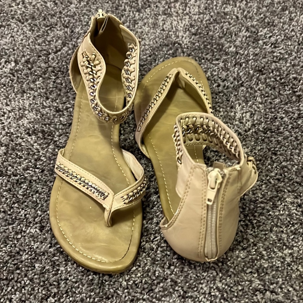 Size 8. Tan flat sandals